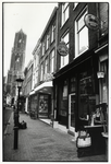 401958 Gezicht op de zuidelijke gevelwand van de Zadelstraat te Utrecht, met rechts het restaurant Sot-l'y-laisse ...